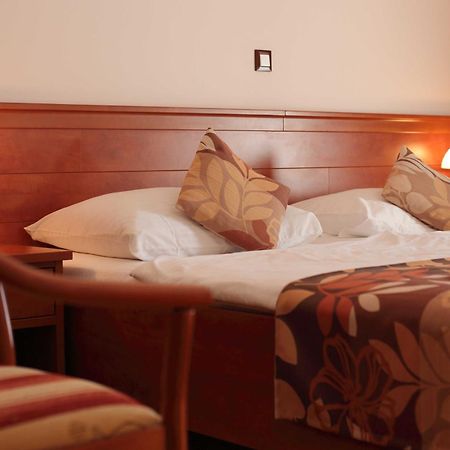 Dorijini Dvori Bed & Breakfast Baška Voda Стая снимка