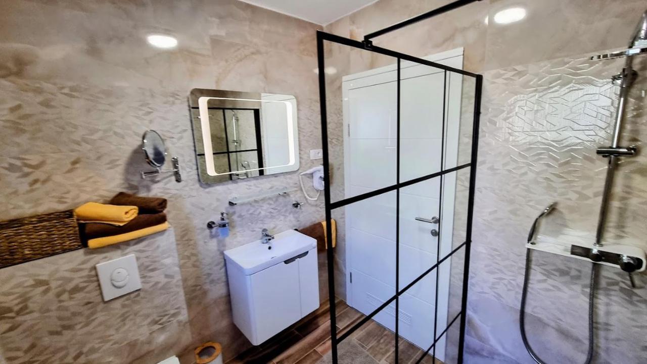 Dorijini Dvori Bed & Breakfast Baška Voda Екстериор снимка
