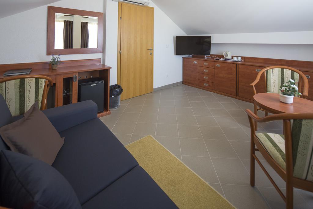 Dorijini Dvori Bed & Breakfast Baška Voda Екстериор снимка