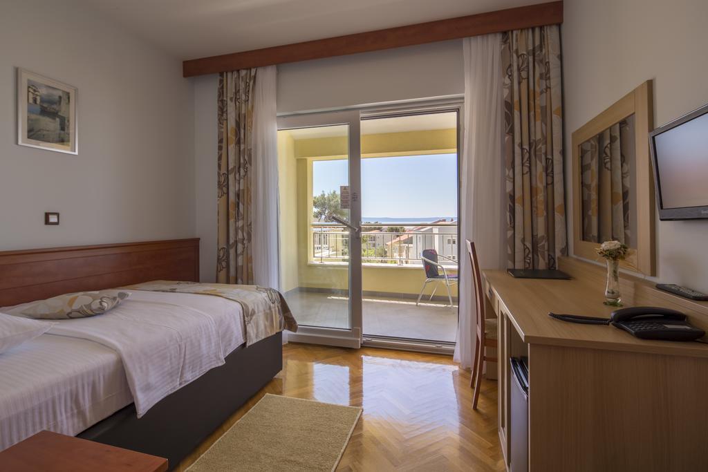 Dorijini Dvori Bed & Breakfast Baška Voda Екстериор снимка